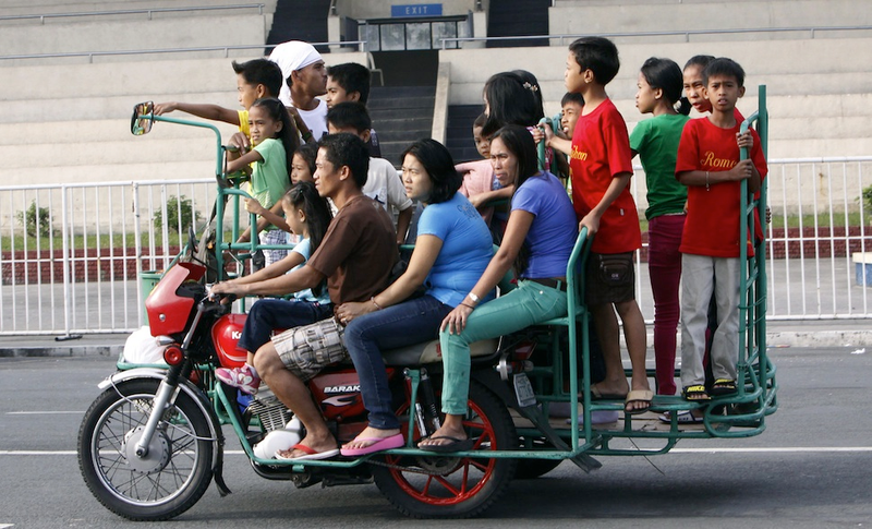 Illustration for article titled Incredible Ways People Deal with Overloaded Transit Systems in Asia